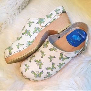 Cape Butterfly Clogs 38 7.5 8